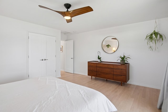 bedroom featuring light wood-style flooring, baseboards, and ceiling fan