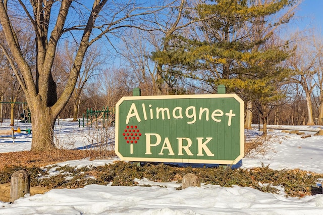 view of community / neighborhood sign