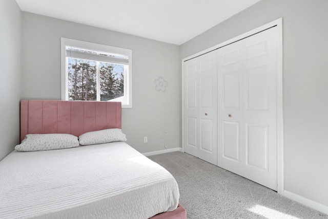 bedroom featuring carpet flooring and a closet