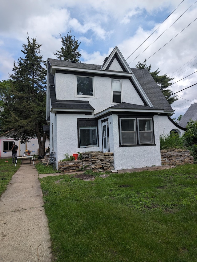 view of front of house featuring a front lawn