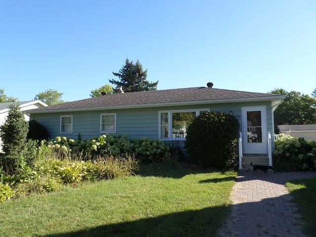 view of front of home with a front lawn