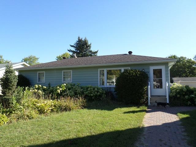 view of front facade with a front yard