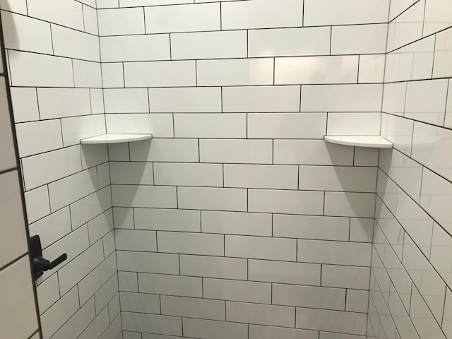 bathroom featuring tiled shower