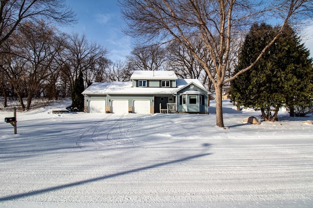 view of front property featuring a garage