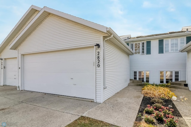 view of front facade featuring a garage