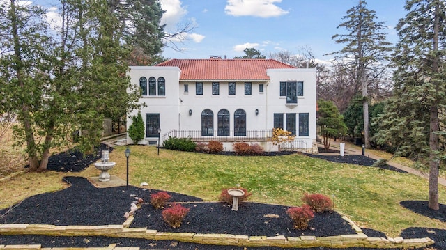 back of house featuring a lawn