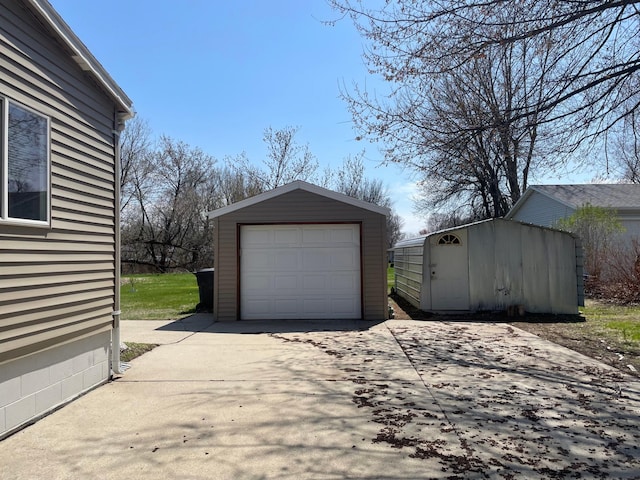 1920 Spruce Ave, Worthington, MN 56187 - detached garage featuring driveway