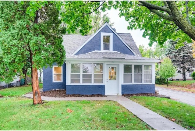 view of front of property with a front yard