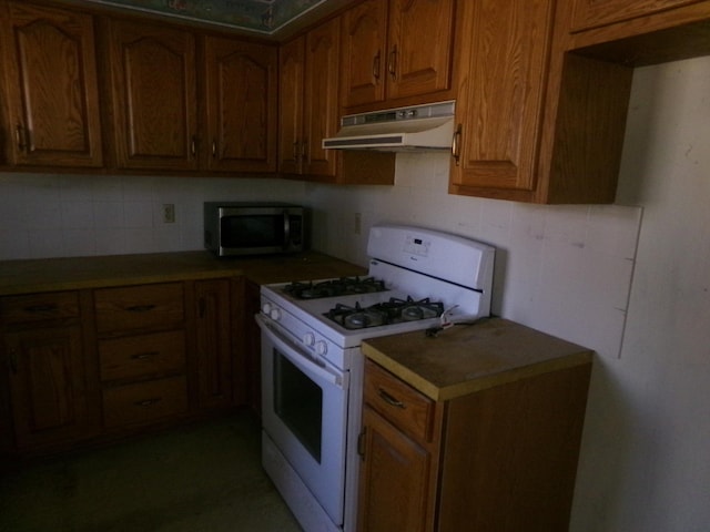 kitchen with white range with gas cooktop and backsplash