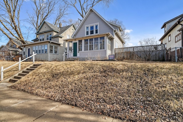 bungalow-style house featuring fence