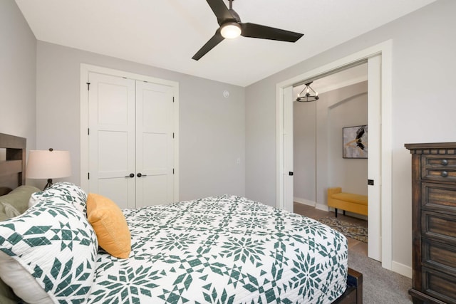 bedroom featuring carpet floors, ceiling fan, and a closet