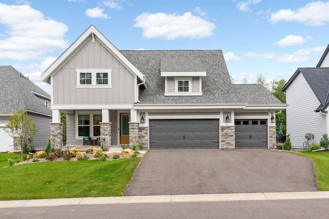 view of front of property featuring a porch and a front lawn