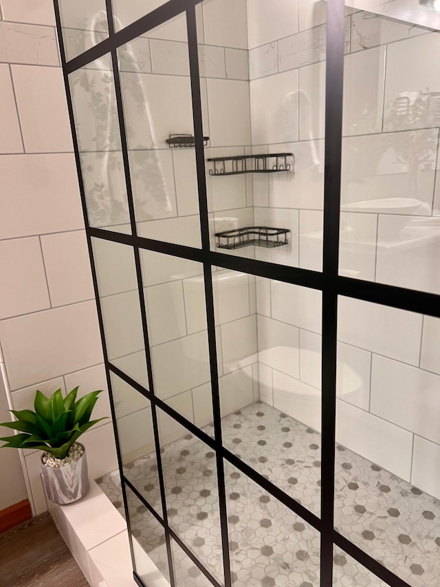 bathroom featuring a tile shower