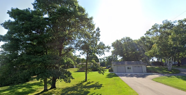 view of front of home featuring a front lawn