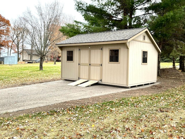 view of outdoor structure with a yard