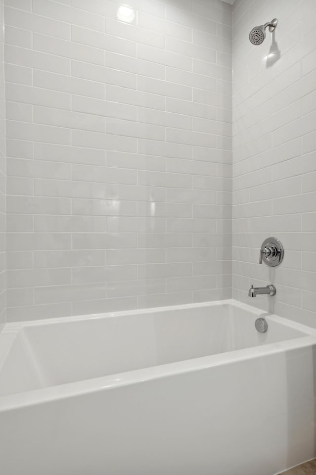 bathroom featuring tiled shower / bath