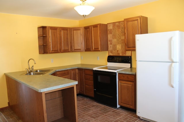 kitchen with sink, range with electric cooktop, kitchen peninsula, and white refrigerator