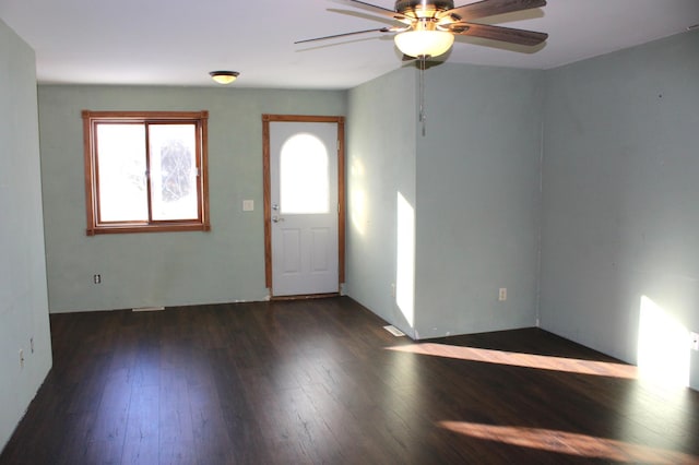 foyer entrance with dark wood-type flooring and ceiling fan