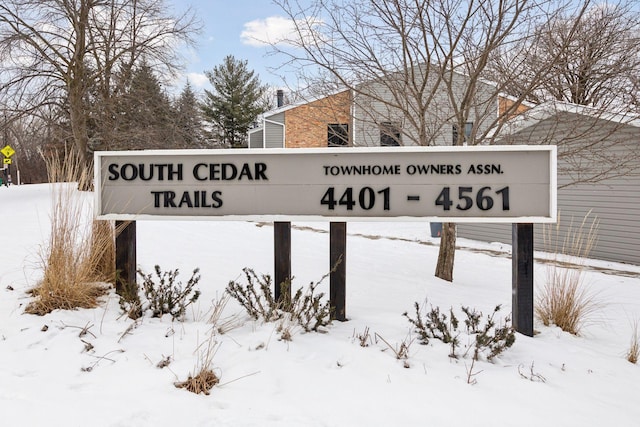 view of community / neighborhood sign