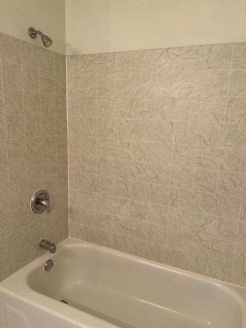 bathroom featuring tiled shower / bath