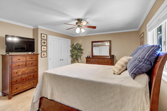 bedroom with light carpet, a ceiling fan, ornamental molding, and a closet