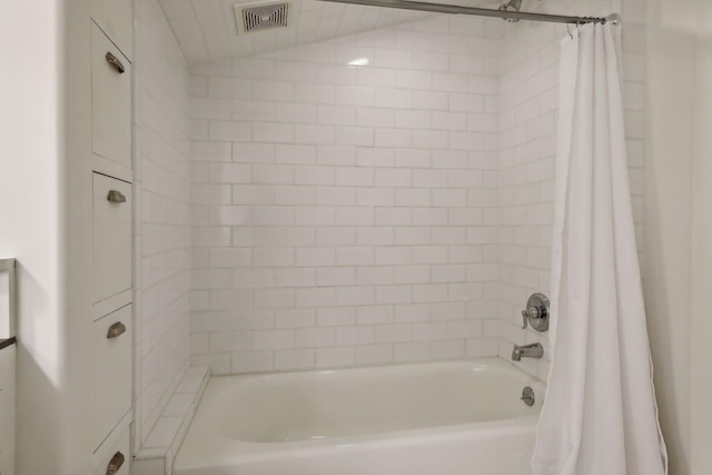 bathroom with shower / tub combo