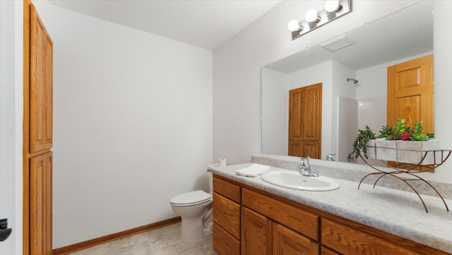 full bathroom featuring toilet, baseboards, a shower, and vanity