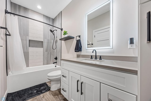 bathroom featuring recessed lighting, shower / bathtub combination with curtain, toilet, vanity, and wood finished floors