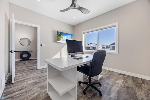 office area with dark wood-type flooring, recessed lighting, baseboards, and a ceiling fan