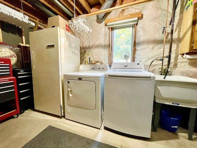 laundry area featuring sink and washing machine and clothes dryer