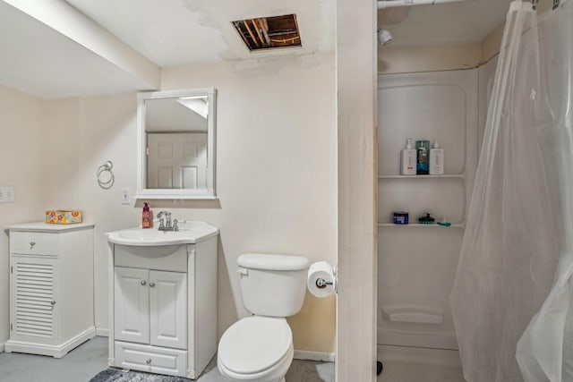 bathroom featuring a shower with curtain, vanity, and toilet