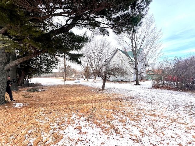 view of yard layered in snow