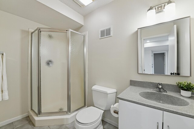 full bath featuring vanity, toilet, baseboards, visible vents, and a stall shower