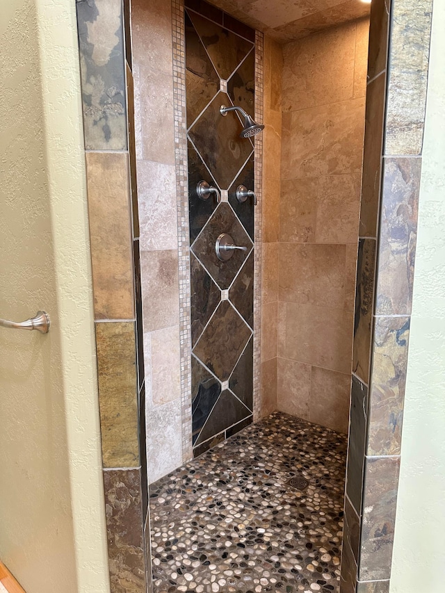 bathroom featuring a tile shower