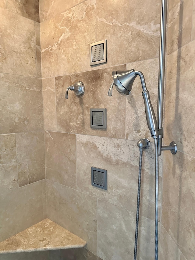 room details featuring a tile shower