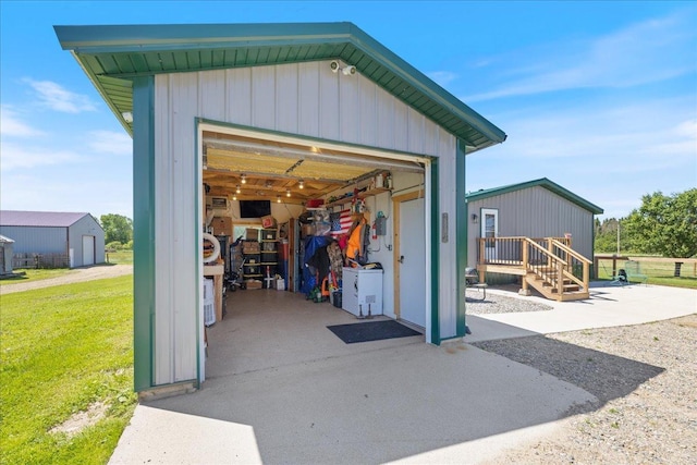 view of outdoor structure featuring an outbuilding