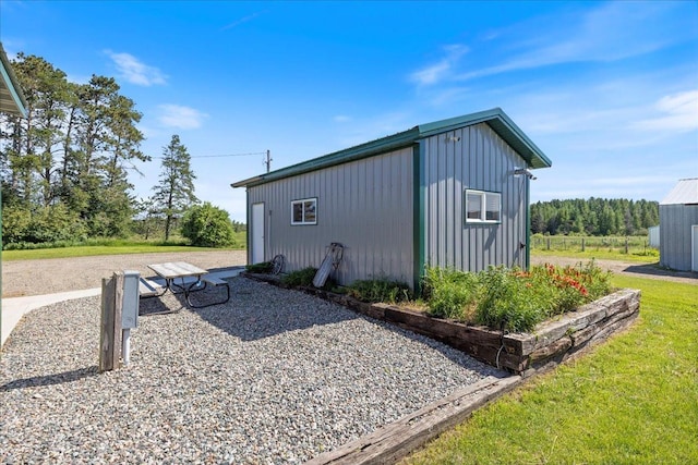 view of outdoor structure with an outbuilding