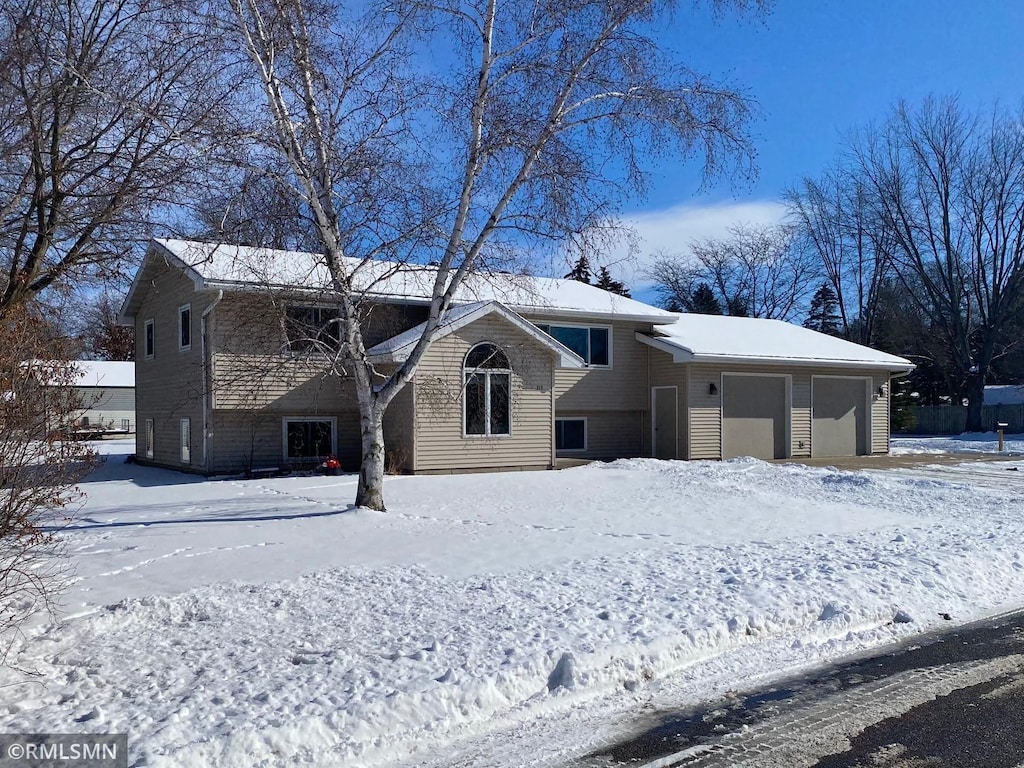 view of front facade featuring a garage