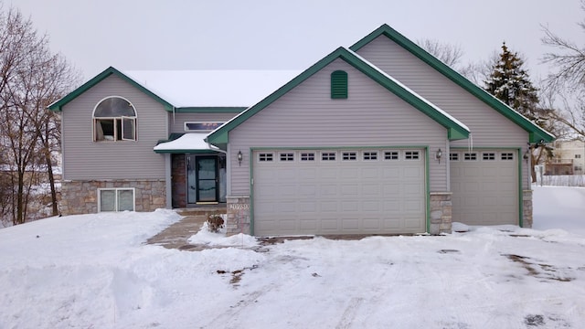 view of front facade featuring a garage