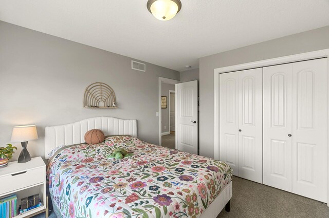 bedroom featuring a closet, carpet flooring, and visible vents