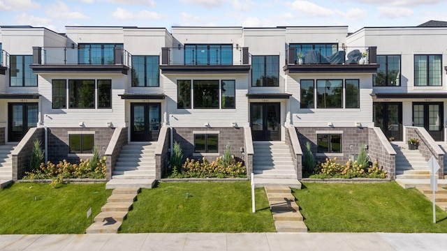 view of front of property featuring a front yard