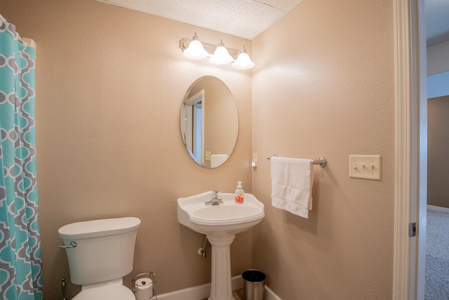 full bath featuring a shower with shower curtain and toilet