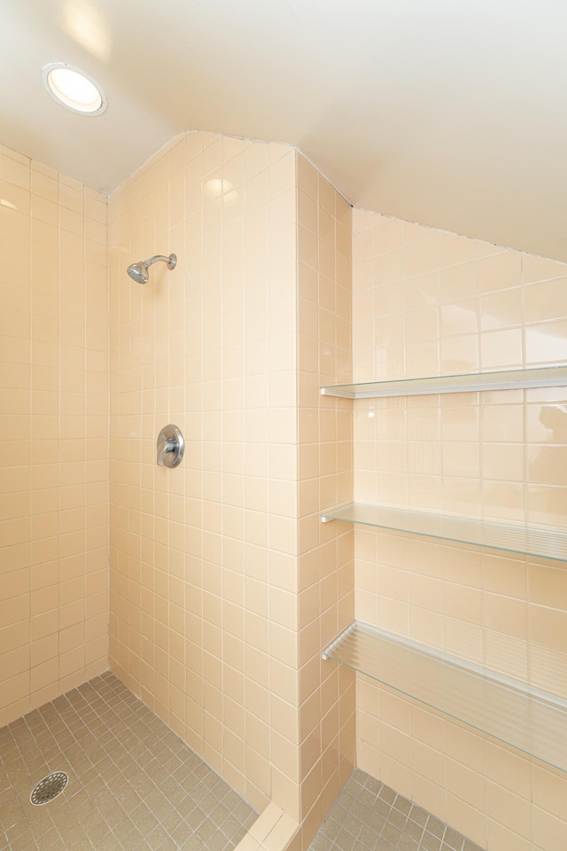 full bathroom featuring a tile shower