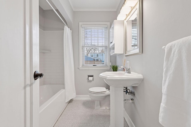 bathroom featuring tile patterned floors, shower / bath combo with shower curtain, toilet, ornamental molding, and baseboards