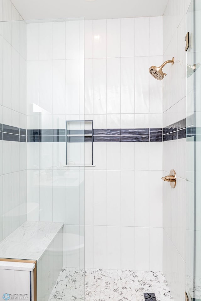 bathroom featuring a tile shower