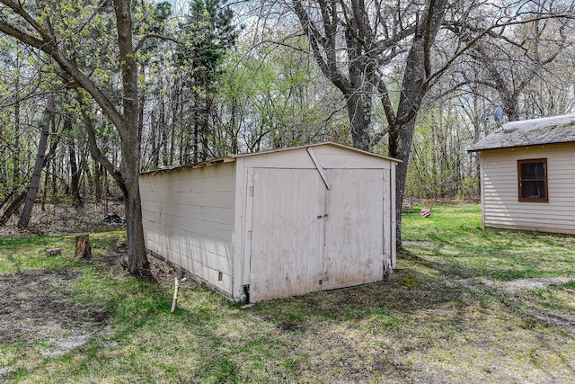 view of outdoor structure with a yard