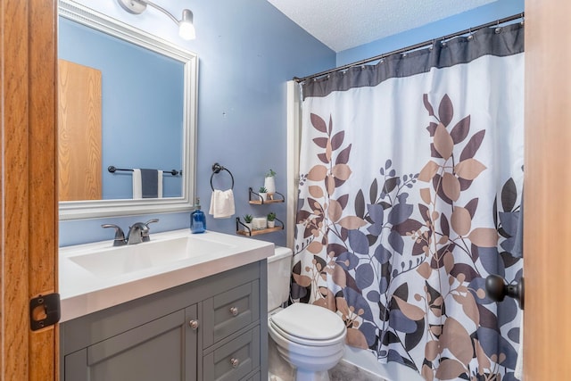 bathroom featuring a shower with shower curtain, toilet, a textured ceiling, and vanity