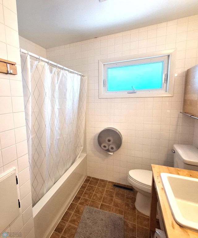 bathroom featuring visible vents, tile walls, and tile patterned floors