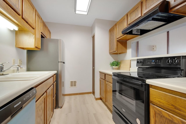 kitchen with dishwashing machine, under cabinet range hood, a sink, visible vents, and black electric range