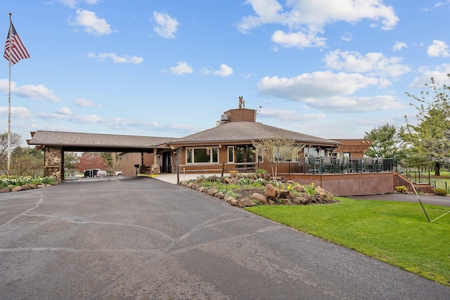 view of front of property with a front yard